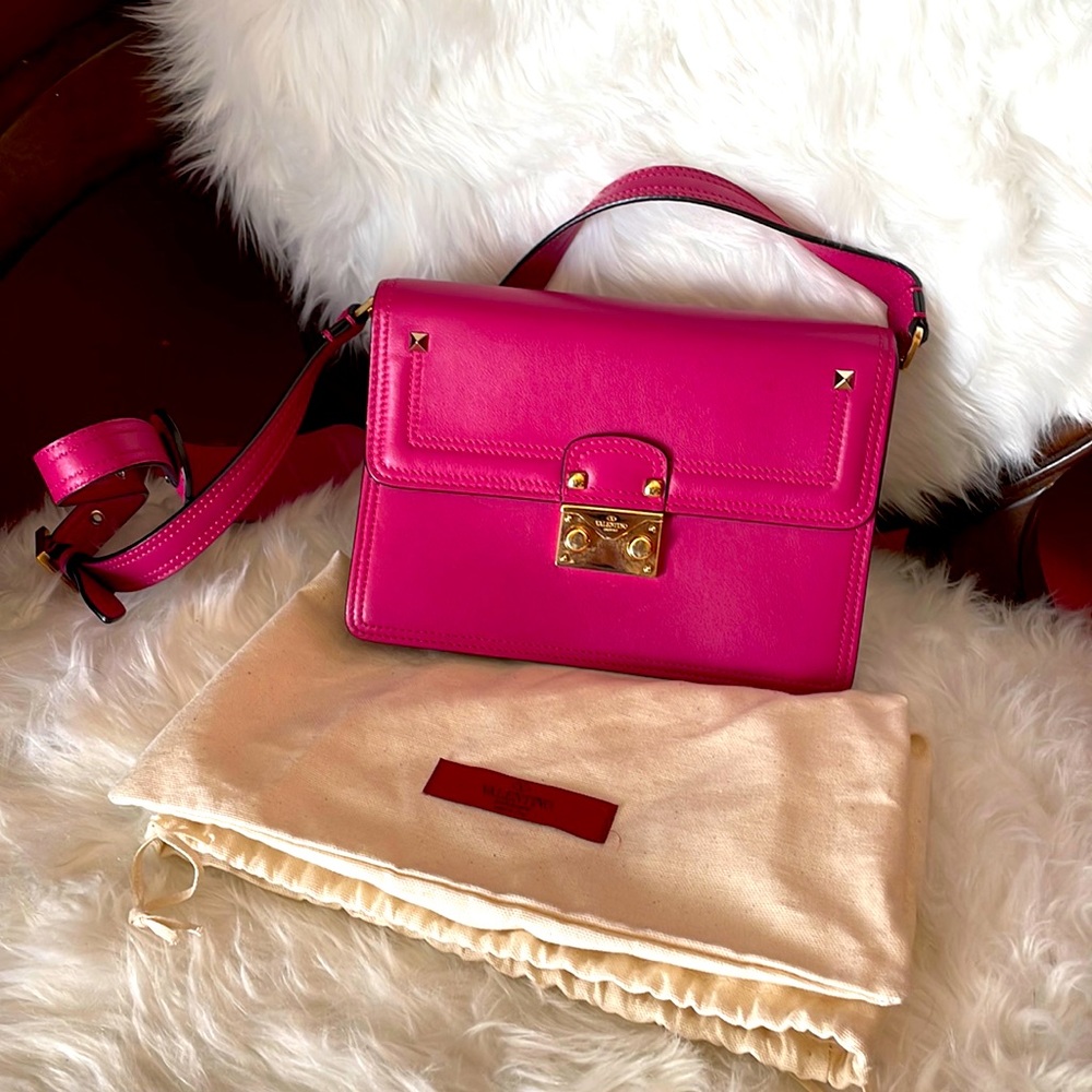 100% AUTHENTIC VALENTINO ROCKSTUD CROSSBODY BAG IN LEATHER FUSHIA.